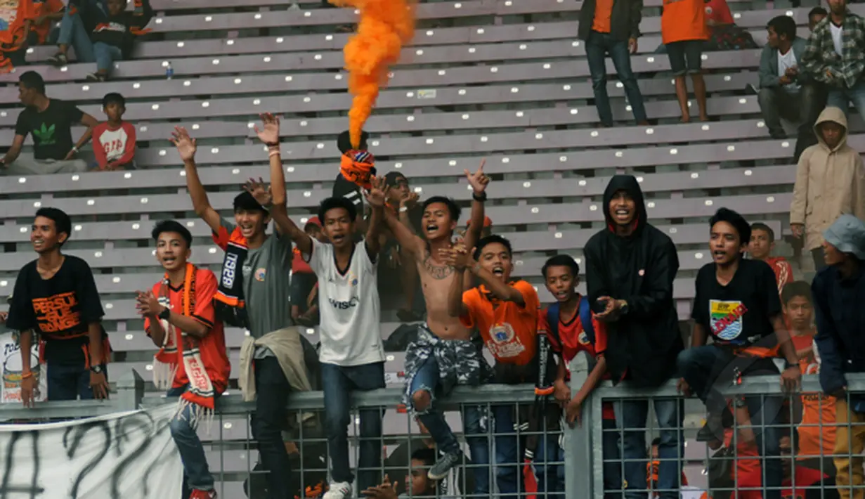 Sejumlah suporter Persija bersorak saat menyaksikan langsung laga Macan Kemayoran melawan Persela di Stadion GBK Jakarta, Minggu (1/3/2015). Persija kalah 0-1 dari Persela. (Liputan6.com/Helmi Fithriansyah)