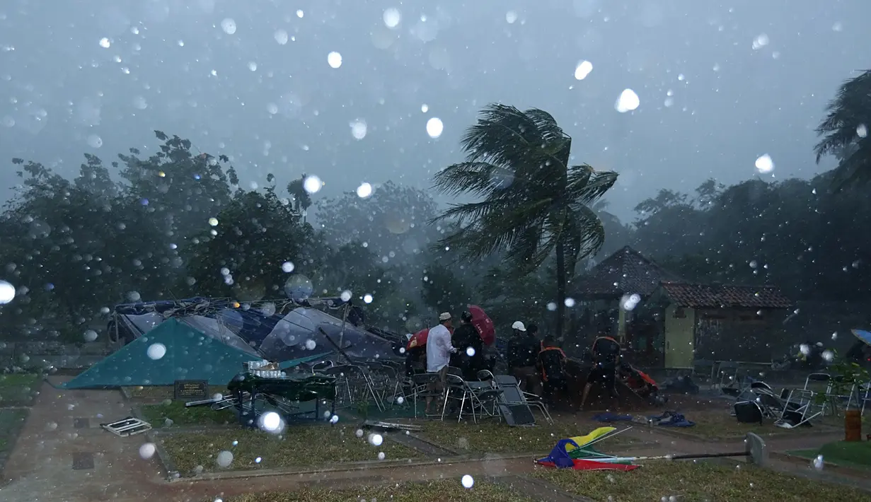 Robohnya tenda diterjang angin itu membuat sebagian orang berlarian untuk mencari tempat berteduh. Meski demikian, pemakaman lelaki dengan jargon ngeri-ngeri sedap itu tetap dilanjutkan. (Bambang E. Ros/Bintang.com)