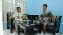 Sony Wakwaw dan ayahnya berbincang di ruang tamu di rumah barunya di kawasan Cibubur, Jakarta Timur. Foto diambil pada Kamis (4/12/2014). (Liputan6.com/Herman Zakharia)