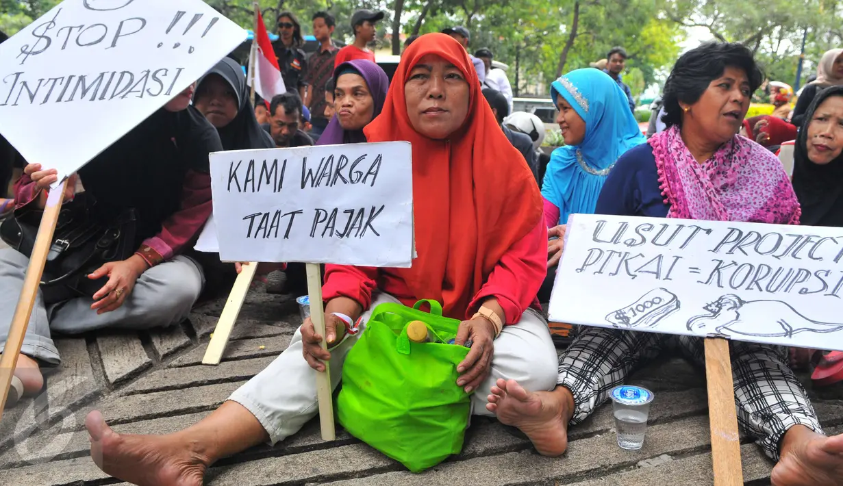 Sekelompok Warga berunjuk rasa di depan Gedung Ombudsman RI, Jakarta, Jumat (7/4). Master plane pembangunan pelaksanaan tidak pernah disosialisasikan kepada masyarakat secara langsung. (Liputan6.com/Helmi Afandi)