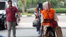 Istri muda Bupati Bengkulu Selatan, Dirwan Mahmud, Hendrati (depan) dan Kasi Dinkes (keponakan Dirwan Mahmud), Nursilawati (belakang) tiba menjalani pemeriksaan lanjutan di gedung KPK, Jakarta, Kamis (12/06). (Merdeka.com/Dwi Narwoko)