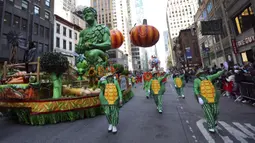 Kendaraan hias raksasa 'Panen di Lembah' muncul pada Macy's Thanksgiving Day Parade di New York, Amerika Serikat, 25 November 2021. Macy's Thanksgiving Day Parade kembali sepenuhnya setelah dirundung pandemi COVID-19 tahun lalu. (Jason DeCrow/AP Images for Green Giant)