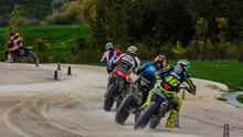Pembalap Movistar Yamaha, Valentino Rossi (46), berlatih bersama beberapa member VR46 Rider Academy di MotoRanch, Tavullia, Italia, Sabtu (5/11/2016). (Bola.com/Twitter/ValeYellow46)