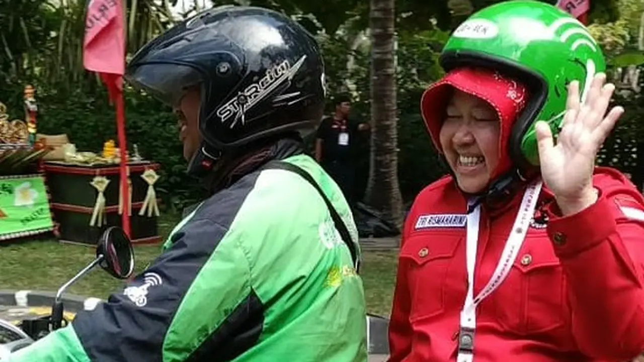 Wali Kota Risma Naik Ojek Online Menuju Lokasi Kongres PDIP