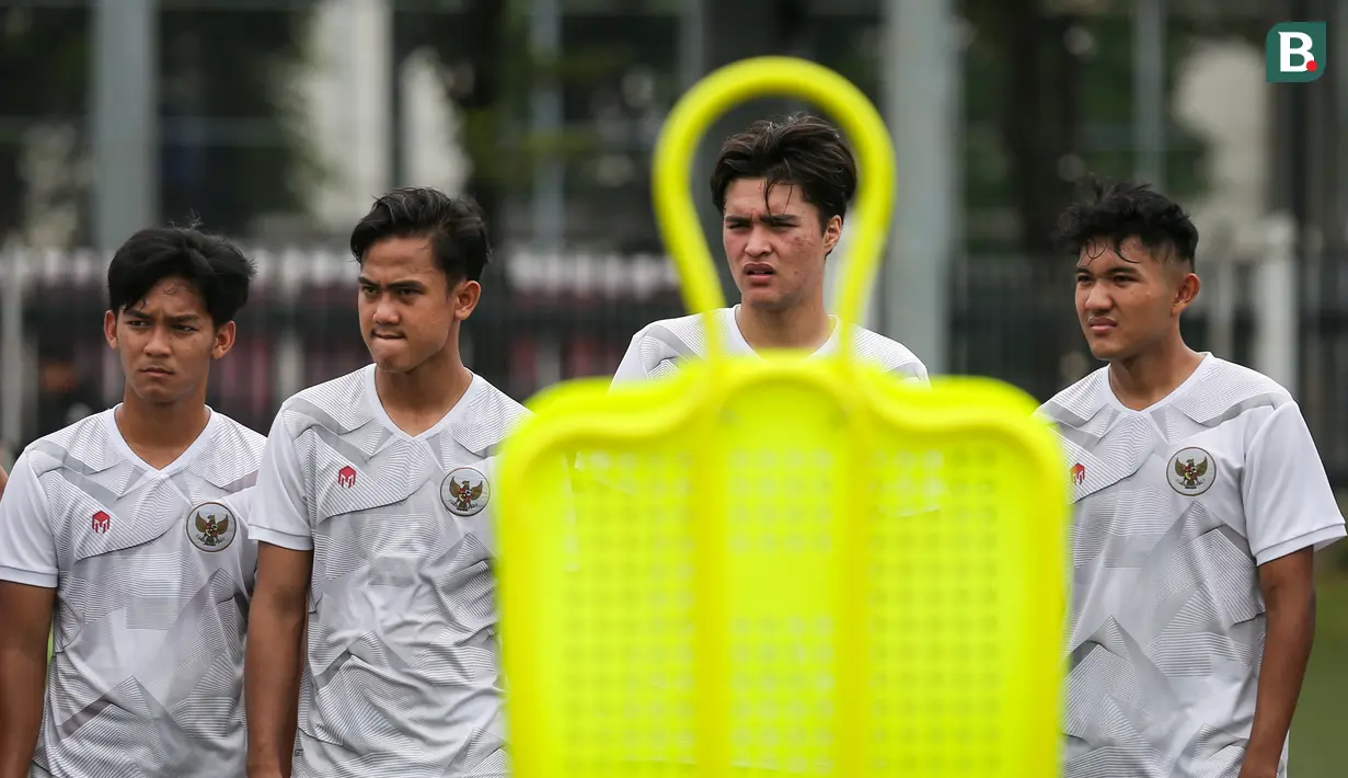 Pemain Timnas Indonesia U-20, Brandon Scheunemann (kanan kedua) bersama rekannya melakukan latihan terbuka untuk Piala Asia U-20 2023 di Lapangan C, Kompleks Stadion Utama Gelora Bung Karno (SUGBK), Jakarta, Rabu (08/02/2023). Pemain milik PSIS Semarang ini menjadi pemain termuda ketiga dalam skuad Timnas Indonesia U-20 dengan usia 17 tahun. Belum memiliki caps bersama Timnas Indonesia kelompok umur, Shin Tae-yong jatuh hati untuk memasukkannya dalam skuad Garuda Nusantara setelah aksi debutnya saat PSIS mengalahkan Arema FC 1-0 di BRI Liga 1 (21/1/2023). (Bola.com/Bagaskara Lazuardi)