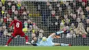 Kiper Norwich City, Tim Krul, berhasil menghalau tendangan gelandang Liverpool Naby Keita pada laga Premier League di Stadion Carrow Road Minggu (16/2/2020). Liverpool menang 1-0 atas Norwich City. (AP/Frank Augstein)