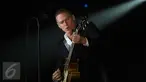Penyanyi asal Kanada, Bryan Adams saat menyanyikan lagu pertama pada konser "Get Up Tour" di Jakarta, Senin (16/1).  Konser ini merupakan bagian tur untuk album ke-13 “Get Up”. (Liputan6.com/Helmi Fithriansyah)