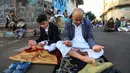 Warga Yaman menghadiri salat Idul Fitri di luar sebuah masjid di ibu kota Sanaa pada 10 April 2024. (MOHAMMED HUWAIS/AFP)