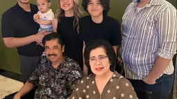 Selama acara, berbagai momen kebahagiaan terlihat jelas. Mulai dari pemotongan kue ulang tahun yang keren, hingga sesi foto bersama yang penuh tawa dan senyuman. Bunga Citra Lestari terlihat sangat menikmati momen ini yang tampil menawan dengan dress bernuansa hitam kompak dengan Noah dan Tiko. (Liputan6.com/IG/@itsmebcl)
