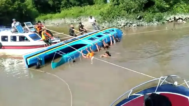 Speedboat terbalik