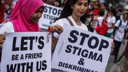 Puluhan aktivis menyerukan perlakuan yang baik dan adil terhadap orang dengan HIV/Aids (ODHA) di Bundaran HI, Jakarta, Minggu (28/12/2014). (Liputan6.com/Faizal Fanani)