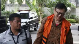 Mantan Direktur Operasional Lippo Group Billy Sindoro dikawal petugas saat tiba di gedung KPK, Jakarta, Kamis (13/12). Billy Sindoro kembali diperiksa KPK terkait kasus suap perizinan proyek Meikarta. (Liputan6.com/Herman Zakharia)