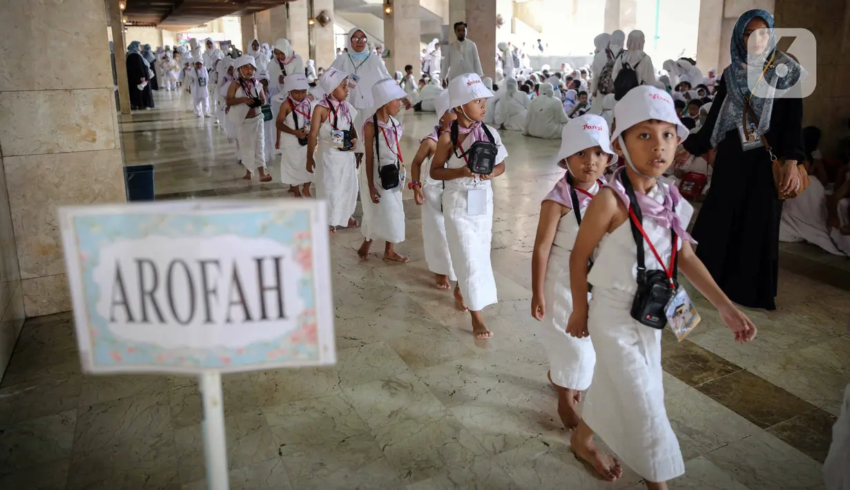 Murid TK jalan berbaris saat mengikuti edukasi manasik haji anak di Masjid At-Tin, Jakarta, Selasa (28/2/2023). Manasik haji yang diikuti puluhan murid TK se-Kecamatan Pasar Rebo tersebut dalam rangka mengenalkan rukun Islam kelima yakni ibadah haji serta tata cara melaksanakannya kepada anak sejak usia dini. (Liputan6.com/Faizal Fanani)