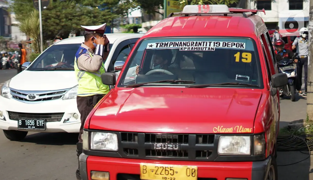 Polisi melakukan sosialisasi penggunaan masker kepada sopir angkutan kota di kawasan Depok, Jawa Barat, Senin (20/7/2020). Pemkot Depok melalui Gugus Tugas Percepatan Penanganan COVID-19 turun ke jalan tiga hari ke depan untuk menggencarkan Gerakan Bermasker. (Liputan6.com/Immanuel Antonius)