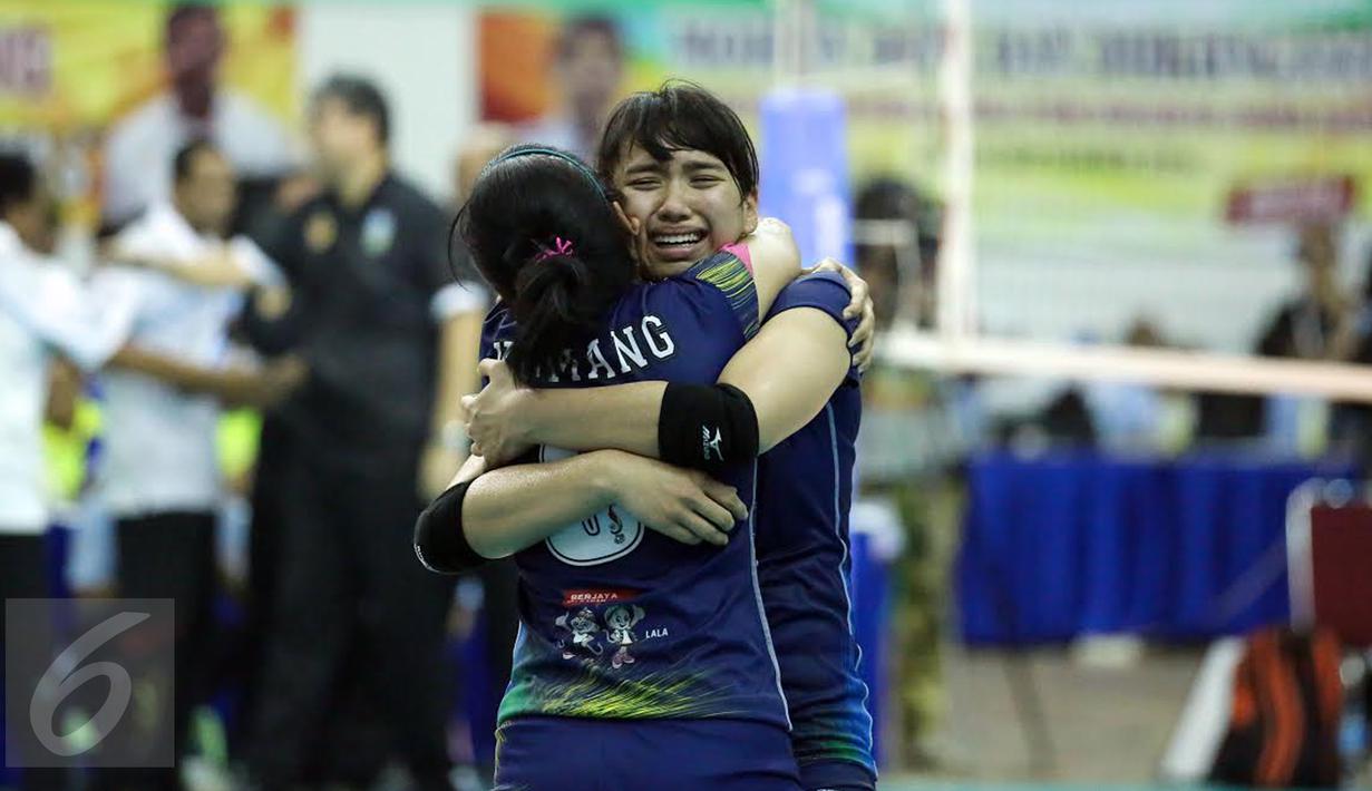 Pevoli Jawa Barat, Yolla Yuliana memeluk Komang Bumi Rekta usai memenangi laga final PON XIX melawan Jawa Timur di Gelora Sabilulungan Si Jalak Harupat, Kab Bandung, Rabu (28/9). Jawa Barat unggul 25-16, 25-17, 25-21. (Liputan6.com/Helmi Fithriansyah)