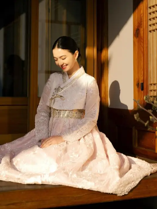 Raline Shah memilih hanbok warna pink soft bertekstur. Hanbok tersebut semakin indah dengan aksen gold pada bagian atas rok dan pada jeogorinya.  [@bysrahyoon/@ralineshah]