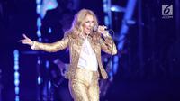 Penyanyi Celine Dion menghibur penonton saat konser tunggal di Sentul, Bogor, Sabtu (7/7). Sebelum konser di Indonesia, Celine Dion juga menggelar konser di Jepang dan Singapura. (Liputan6.com/Faizal Fanani)