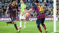Pedro Rodriguez ketika selebrasi dengan Messi (JOSEP LAGO / AFP)