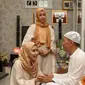 Ayu Ting Ting sungkem di hadapan orangtua menjadi salah satu ritual di hari Lebaran, Rabu (6/7/2016) (Liputan6.com.Herman Zakharia)