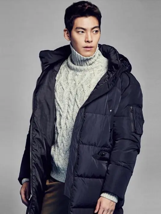 Meskipun sudah menjalani pengobatan dan dikabarkan sudah mulai sembuh, namun Kim Woo Bin kehilangan berat badannya sebesar 10 Kg. bentuk tubuhnya pun saat ini sangat terlihat lebih kurus dari sebelumnya. (Instagram/actorkimwoobin)
