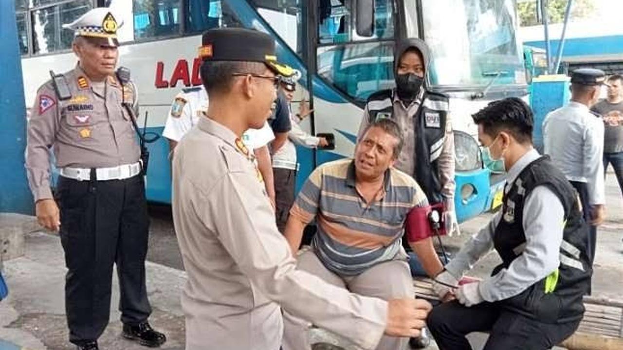 Kapolres Situbondo memberikan imbauan kepada para sopir bus ditengah uji kelaikan bus angkutan mudik lebaran diterminal Situbondo (Istimewa)