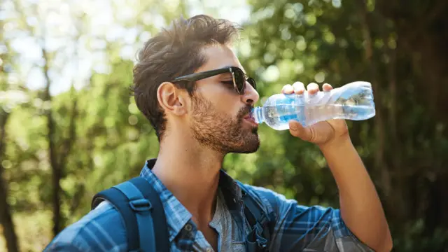 Ilustrasi minum air putih
