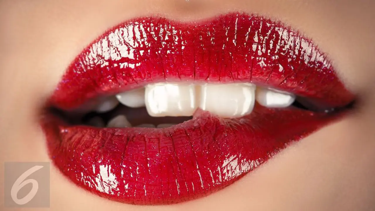 7 Trik Dapatkan Bibir Seksi dengan Lipstik Merah