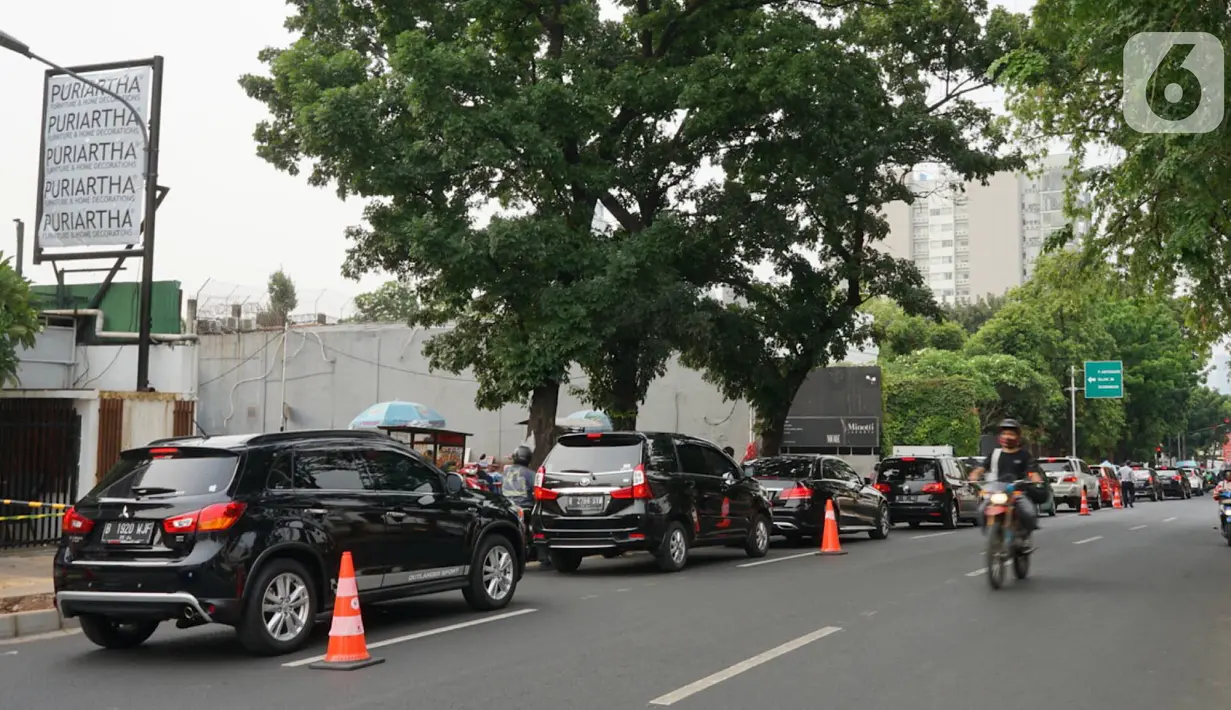 Suasana lalu lintas Jalan Kemang Raya, Jakarta, Selasa (29/10/2019). Sudin Perhubungan Jaksel melakukan rekayasa lalu lintas sistem dua lajur dan satu lajur di Jalan Kemang Raya yang bertujuan untuk mengurai kepadatan kendaraan di kawasan tersebut. (Liputan6.com/Immanuel Antonius)
