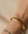 Ilustrasi Model Gelang Emas Bangle Klasik (Sumber: Meta AI)