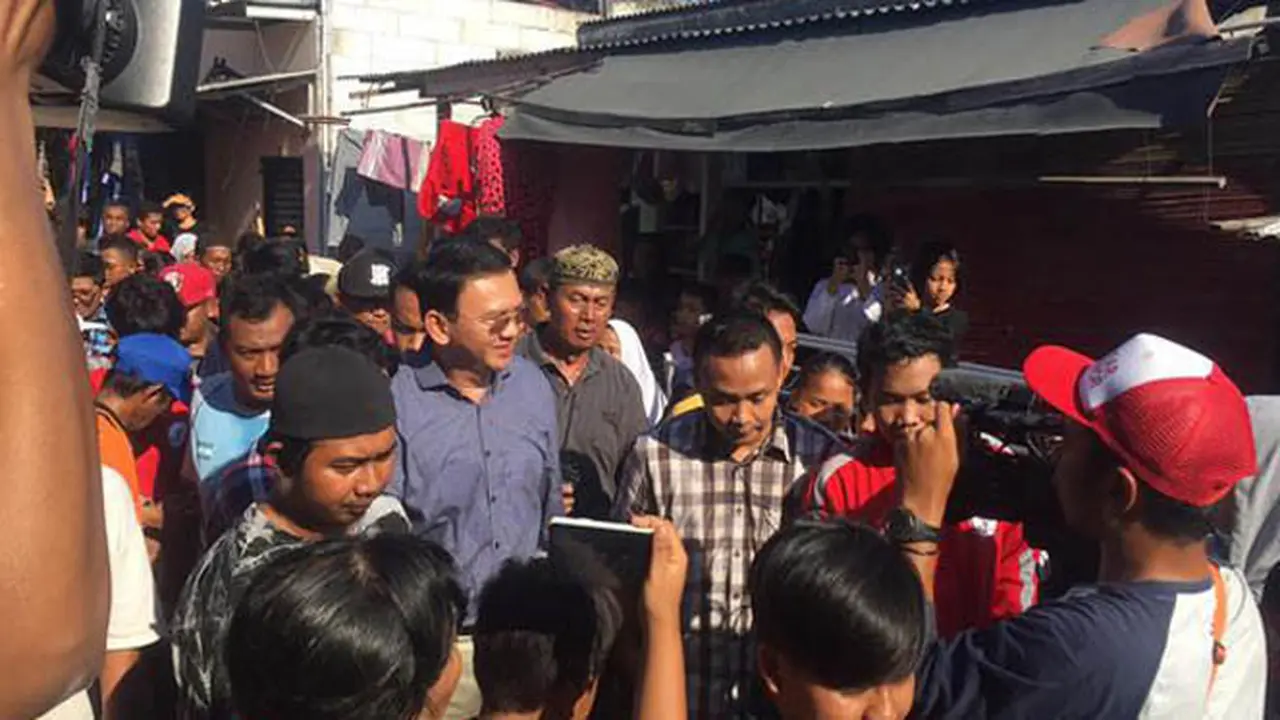 Manfaatkan Waktu Kampanye, Ahok Jenguk Warga yang Sakit