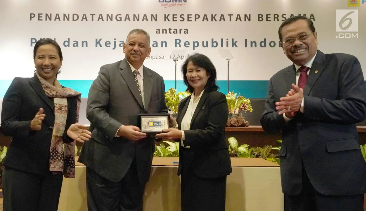 Dirut PLN Sofyan Basir (kedua kiri) bersama Jamdatun Loeke Larasati Agustina (kedua kanan) menunjukkan cendera mata usai penandatangan kesepakatan di Bali, Kamis (12/4). (Liputan6.com/Pool/PLN)