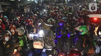 Petugas kepolisian saat menghalau pemudik yang lawan arus di Jalan Kedungwaringin, Kabupaten Bekasi, Jawa Barat, Minggu (9/5/2021). Pemudik memblokir jalan saat penyekatan di posko penyekatan mudik di Kedungwaringin. (Liputan6.com/Herman Zakharia)
