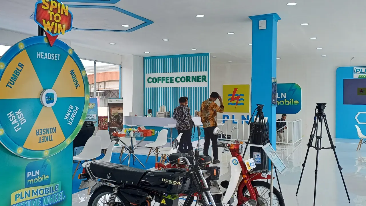 PLN Bakal Buka Bisnis Penukaran Baterai Motor Listrik di Alfamart Cs