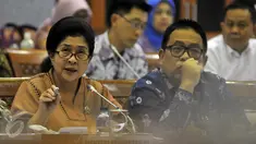 Menkes Nila Moeloek membeberkan daftar 14 rumah sakit yang menerima distribusi vaksin palsu pada rapat kerja dengan Komisi IX di Gedung DPR RI, Senayan, Jakarta, Kamis (14/7). 13 rumah sakit diantaranya berlokasi di Bekasi. (Liputan6.com/JohanTallo)