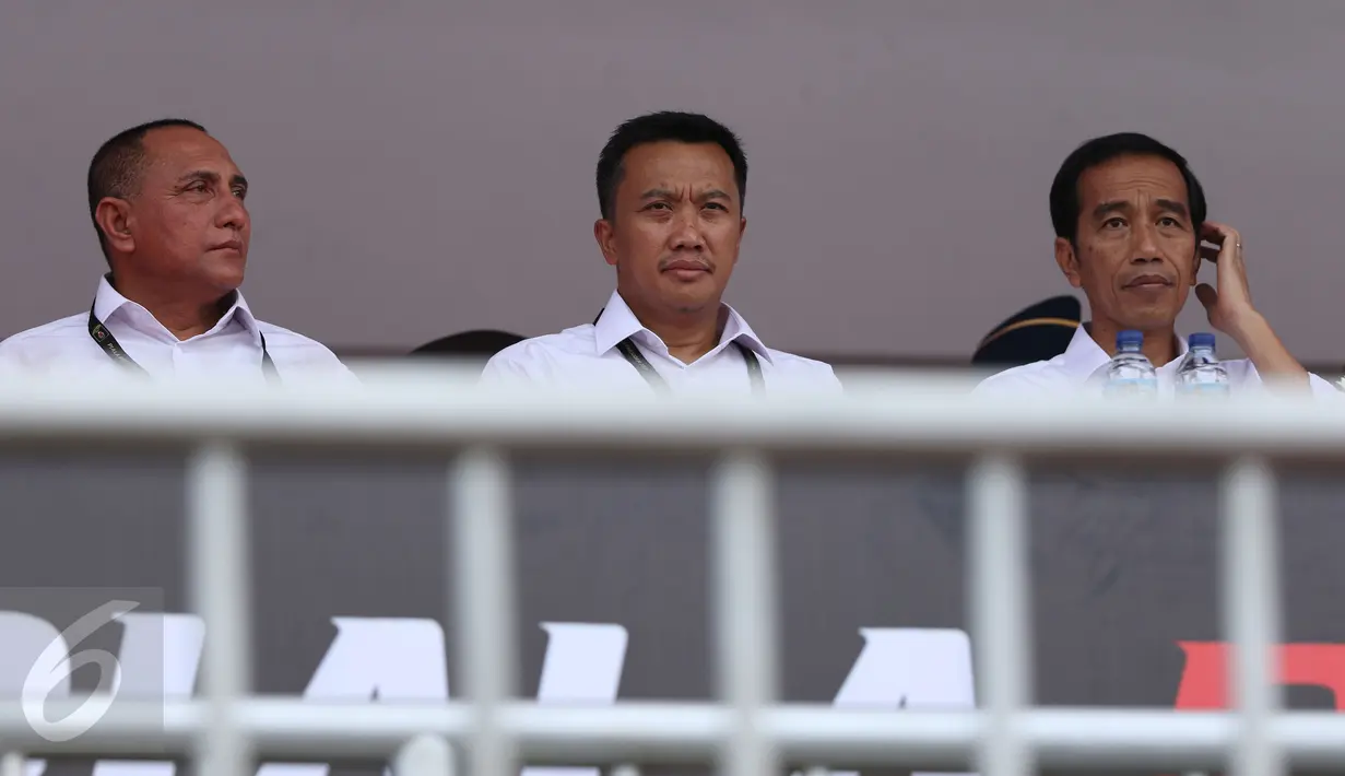 Presiden Joko Widodo (kanan) bersama Ketua Umum PSSI, Edy Rahmayadi (kiri) dan Menpora Imam Nahrawi duduk di podium jelang pembukaan turnamen Piala Presiden 2017 di Stadion Maguwoharjo, Sleman, Sabtu (4/2). (Liputan6.com/Helmi Fithriansyah)