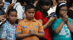 Sejumlah anak menyaksikan prosesi Jalan Salib pada perayaan Paskah di Gereja Paroki St Matius Penginjil, Tangerang, Jumat (14/4). Proses Jalan Salib dimaksudkan untuk menceritakan kesengsaraan Yesus Kristus saat disalib. (Liputan6.com/Angga Yuniar)