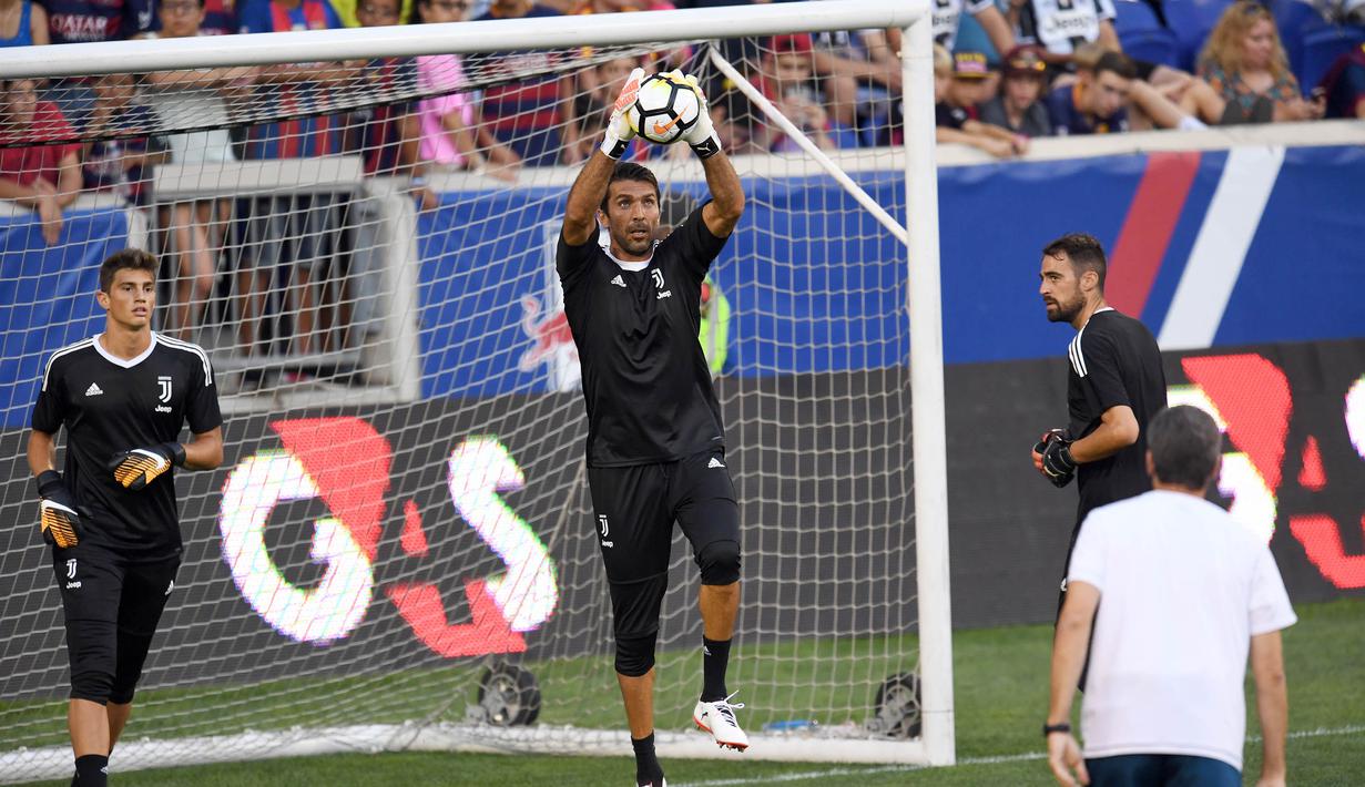Kiper Juventus, Gianluigi Buffon, menangkap bola saat latihan di Red Bull Arena, New Jersey, Jumat (21/7/2017). Latihan ini dilakukan jelang laga ICC 2017 melawan Barcelona. (AFP/Jewel Samad) 
