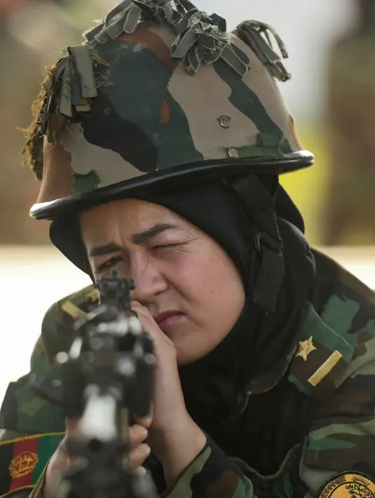 Seorang kadet perempuan Afghanistan melakukan latihan menembak sasaran di Chennai, Rabu (19/12). Sembilan belas kadet tentara Afghanistan perempuan mengambil bagian dalam program pelatihan militer India. (ARUN SANKAR / AFP)