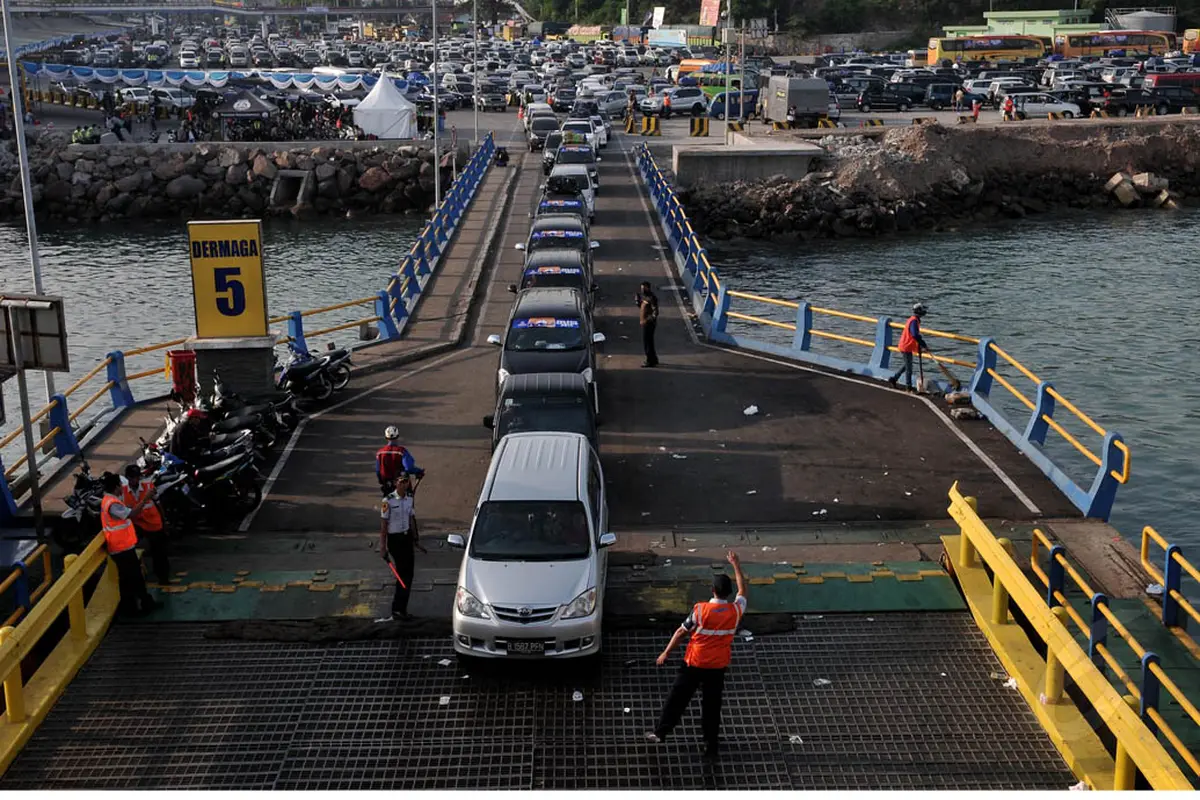 Ribuan Kendaraan Padati Pelabuhan Merak
