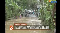 Banjir menggenangi jalan hingga setinggi paha orang dewasa di Desa Simpang, Kecamatan Bantarkalong, Tasikmalaya.