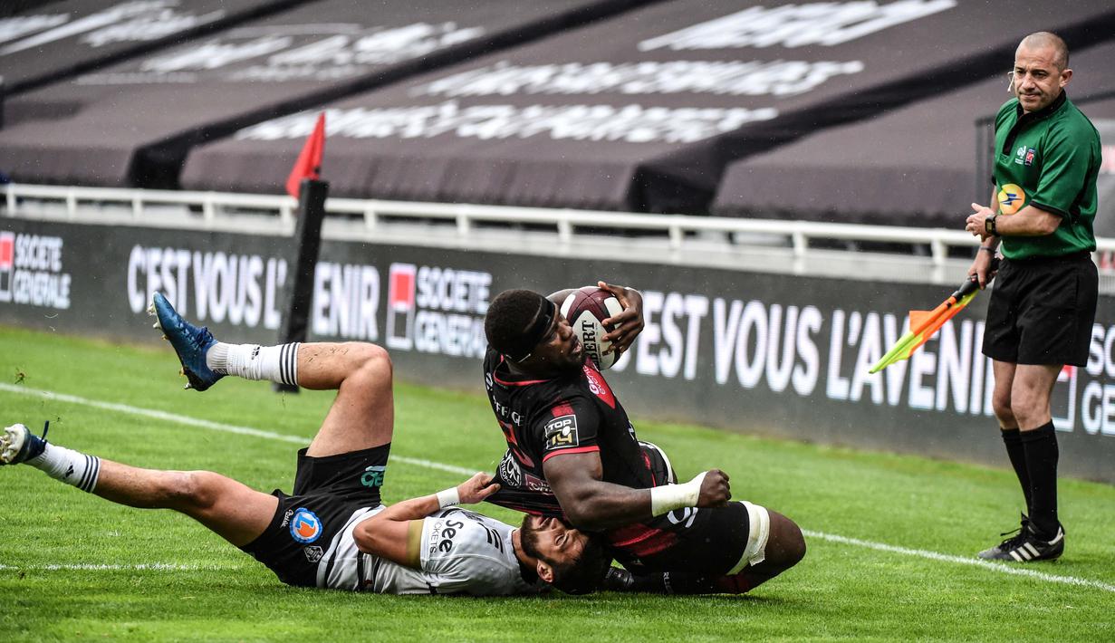 Pemain sayap Prancis Lyon Patrick Sobela (kanan) ditekel oleh pemain Prancis Brives David Delarue dalam pertandingan rugby union 14 Besar Prancis antara Lyon (LOU) dan Brives CA di Stadion Gerland di Lyon, pada 15 Mei 2021. (Foto AFP/Olivier Chassignole)