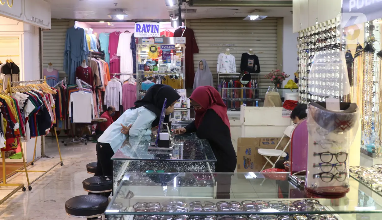 Suasana salah satu pusat berbelanjaan di Jakarta, Sabtu (12/9/2020). Asosiasi Pengusaha Ritel Indonesia (Aprindo) meminta ritel modern dan mal agar tetap bisa beroperasi selama Pembatasan Sosial Berskala Besar (PSBB) total di DKI yang mulai dilaksanakan 14 September 2020. (Liputan6.com/Angga Yuniar)