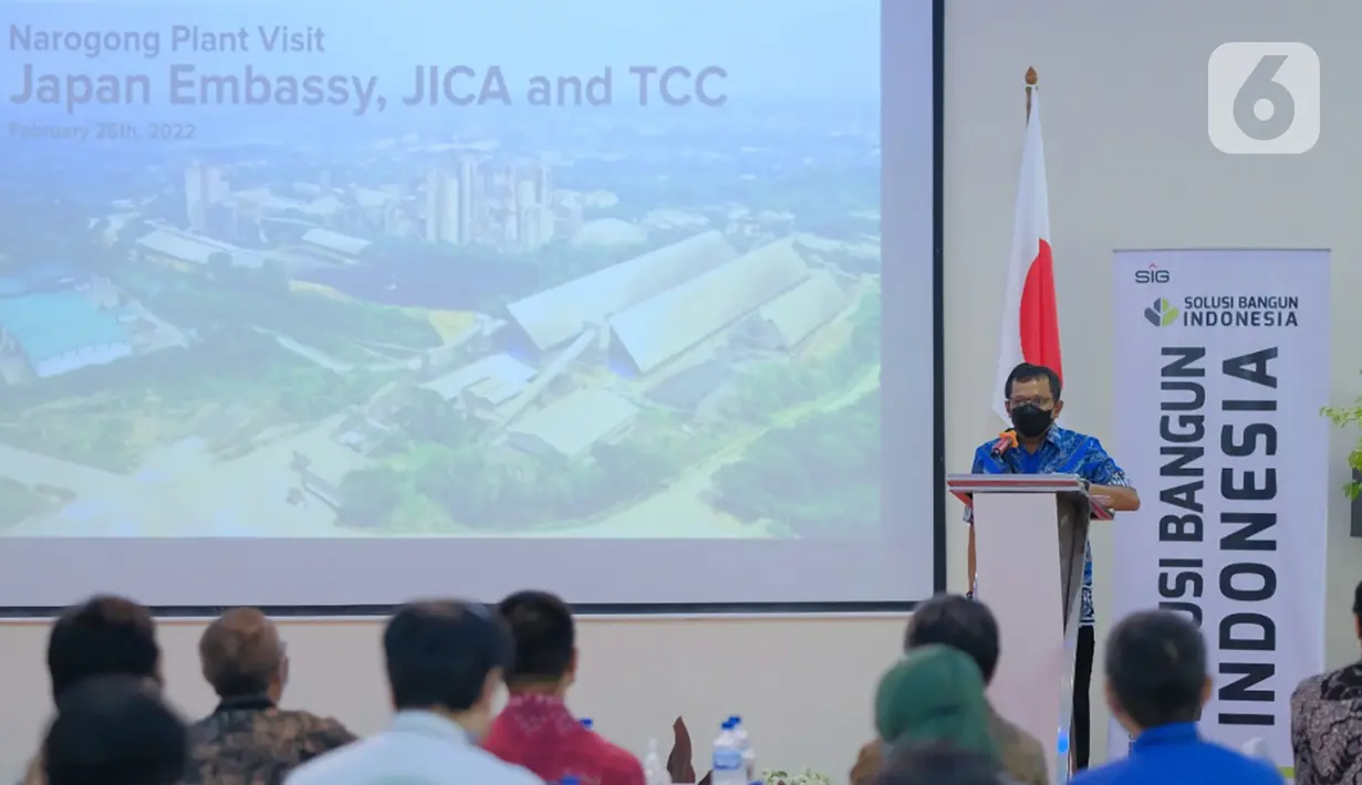 Direktur Utama SIG, Donny Arsal, memberikan sambutan saat menerima kunjungan Kedutaan Besar Jepang di Indonesia dan Japan International Cooperation Agency (JICA) di SBI Pabrik Narogong, Jawa Barat (25/2/2022). (Liputan6.com/HO/SIG)