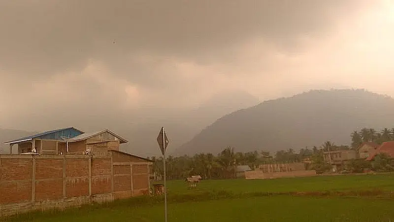 Selain Aceh Selatan, kabut asap juga terlihat membubung di langit Kabupaten Aceh Barat Daya, namun, sejauh ini belum menganggu aktivitas keseharian warga (Liputan6.com/Rino Abonita)