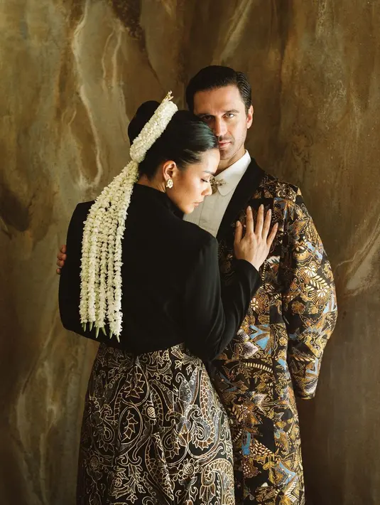 Adinia mengenakan atasan lengan panjang berwarna hitam polos dengan tambahan bros, dipadu batik sebagai bawahan. Adinia bahkan menata rambutnya bak pengantin Jawa, sleek look dengan high-bun, ditambah aksesori berupa bunga rangkaian bunga melati. Foto: Instagram.