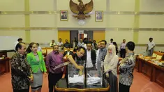 Komisi III DPR menggelar rapat pengesahan calon Hakim Agung di ruang rapat Komisi III, Senayan, Jakarta, (18/9/14). (Liputan6.com/Andrian M Tunay)