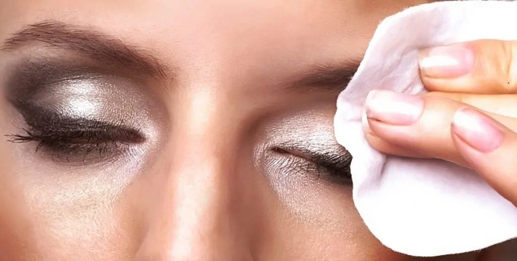 Membersihkan mata dengan eye makeup remover yang tepat. (via: 