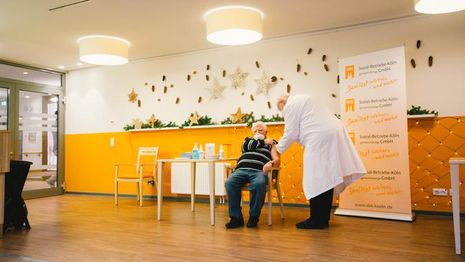 Seorang penghuni Senior Centre Riehl menerima suntikan dosis vaksin COVID-19 di Senior Centre Riehl di Cologne, Jerman (27/12/2020).  Presiden Komisi Eropa Ursula von der Leyen mengatakan, vaksin Pfizer-BioNTech telah dikirimkan ke semua 27 negara anggota. (Xinhua/Tang Ying)