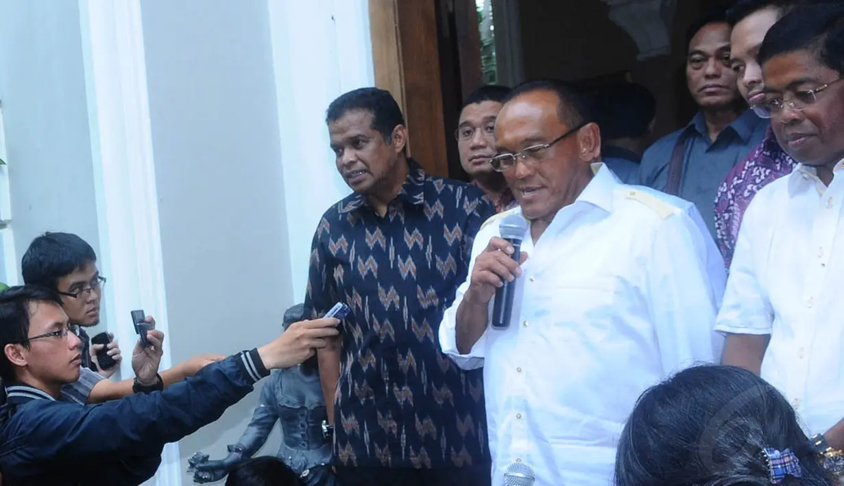 Usai pertemuan tertutup, Selasa (29/4/14), Ical menyatakan koalisi Golkar dan Gerindra sangat mungkin terjadi. Namun tidak dapat dipastikan kapan kesepakatan koalisi itu akan dibentuk. (Liputan6.com/Andrian M. Tunay)