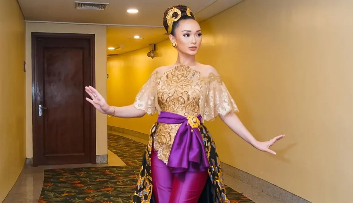 Wanita kelahiran 27 April 1990 ini sendiri memang beberapa kali terlihat tampil menggunakan kebaya bahkan saat di atas panggung. Bahkan, kebaya berwarna emas ini ia padukan dengan celana ungu tetap membuatnya terlihat menawan. (Liputan6.com/IG/@zaskia_gotix)